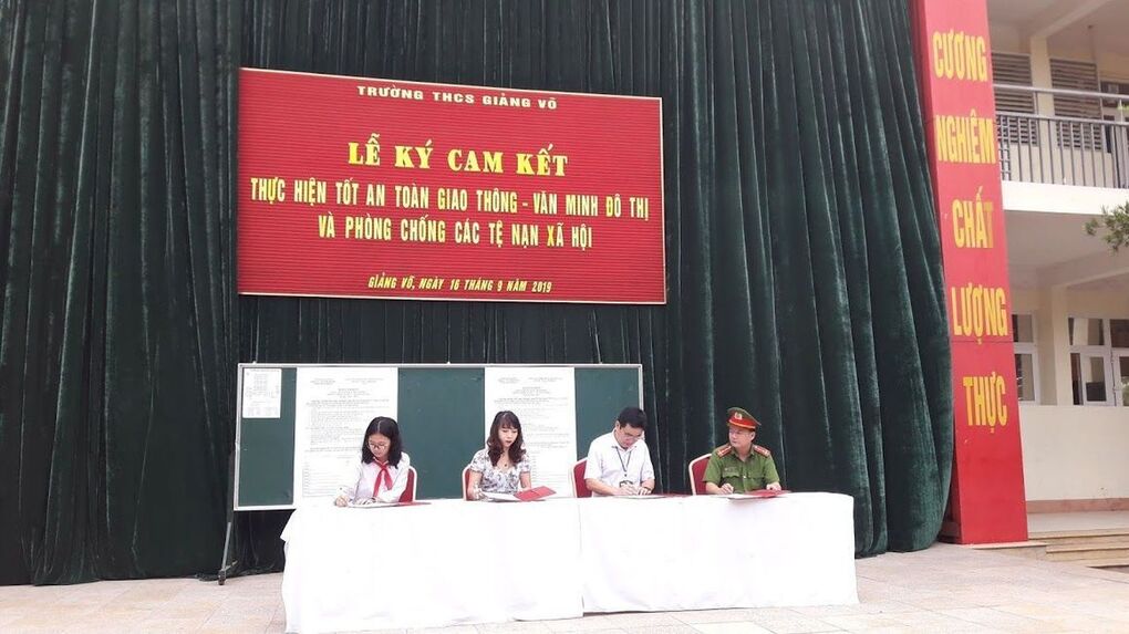 Lễ kí cam kết thực hiện tốt an toàn giao thông văn minh đô thị và phòng chống tệ nạn xã hôi