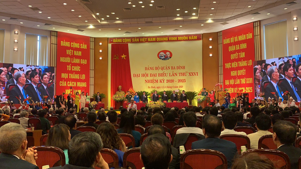 Đội nghi lễ trường THCS Giảng Võ chào mừng Đại hội Đảng bộ quận Ba Đình