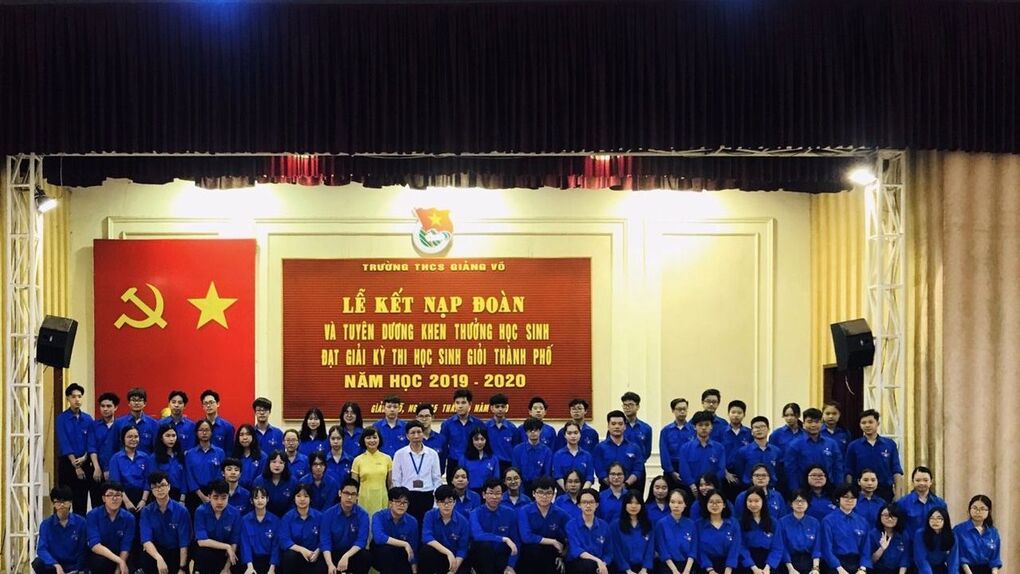 Lễ kết nạp Đoàn và Lễ tuyên dương khen thưởng  học sinh đạt giải kỳ thi Học sinh giỏi Thành phố năm học 2019 - 2020