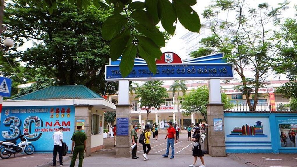 Trường THCS Giảng Võ chào đón học sinh đi học trở lại