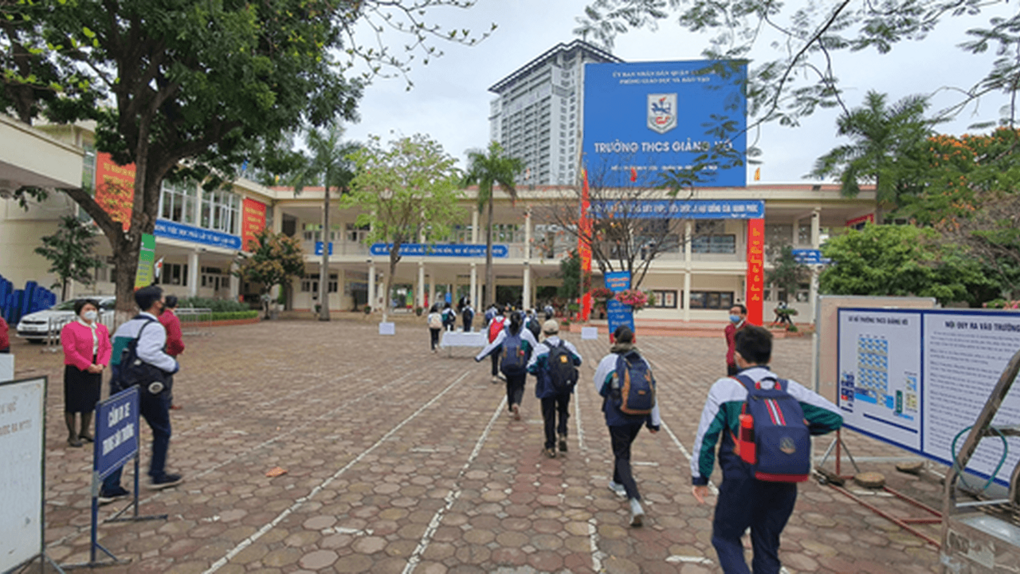 Học sinh trường THCS Giảng Võ trong ngày đầu đi học sau thời gian ngừng tới trường phòng chống dịch Covid - 19