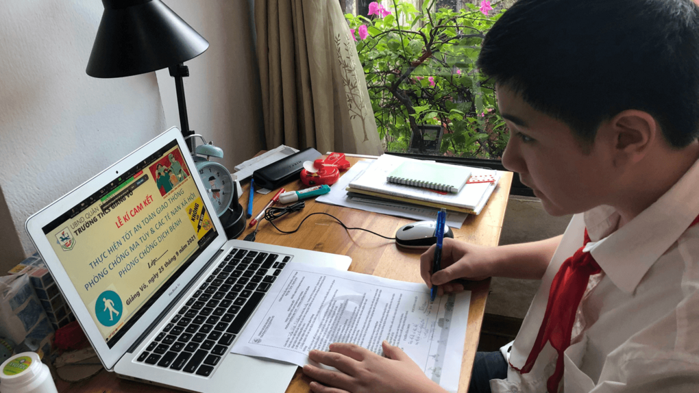 Lễ kí cam kết “ Thực hiện tốt An toàn giao thông, phòng chống ma túy và các tệ nạn xã hội, phòng chống dịch bệnh” của trường THCS Giảng Võ