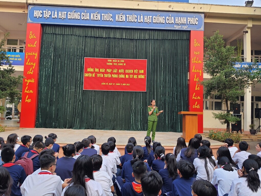 Học sinh trường THCS Giảng Võ hưởng ứng Ngày Pháp luật Việt Nam (9/11/1946 – 9/11/2022)