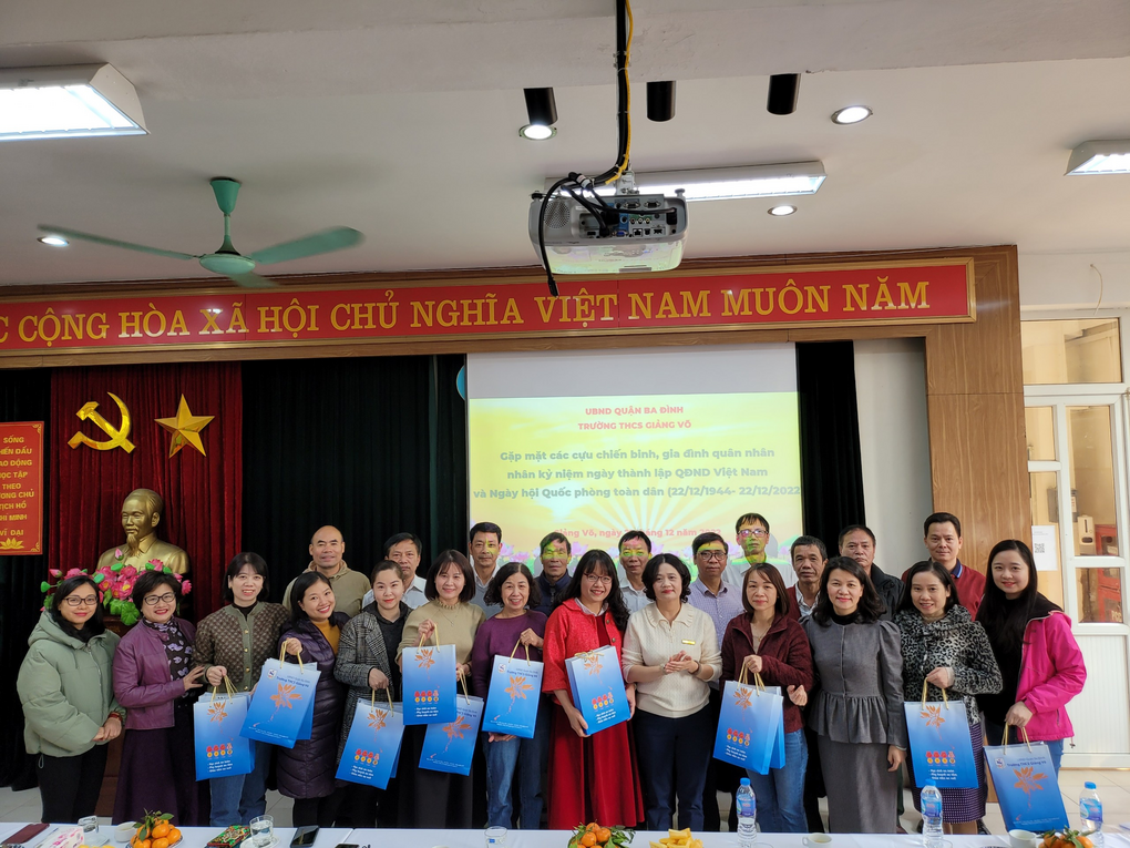 Trường THCS Giảng Võ tổ chức gặp mặt cựu chiến binh và gia đình quân nhân