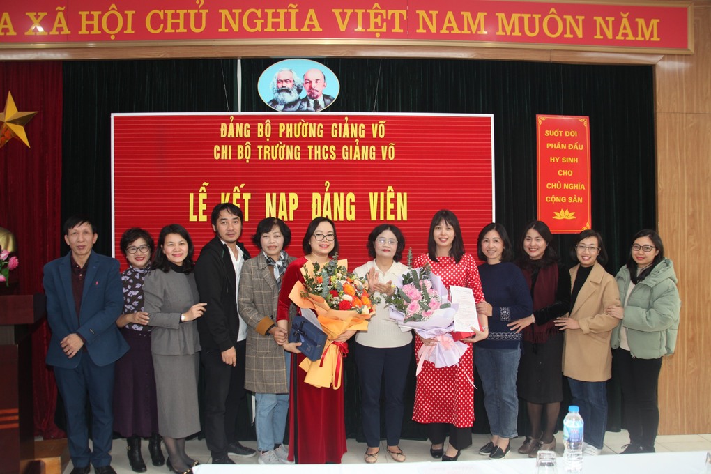 Hội nghị triển khai xây dựng mô hình “Chi bộ 4 tốt” năm học 2022 – 2023 và Lễ kết nạp Đảng viên mới của Chi bộ trường THCS Giảng Võ