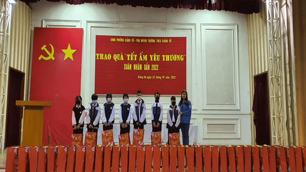 Trường THCS Giảng Võ trao 210 suất quà tình nghĩa trong dịp Tết Nguyên đán Nhâm Dần