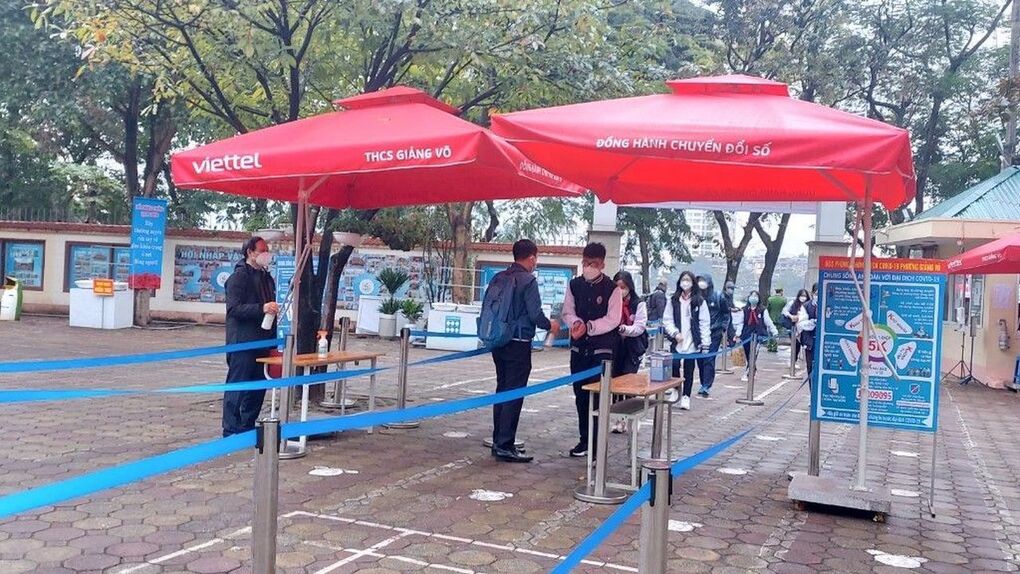 Học sinh trường THCS Giảng Võ trong ngày đầu tới trường  sau thời gian dài học trực tuyến