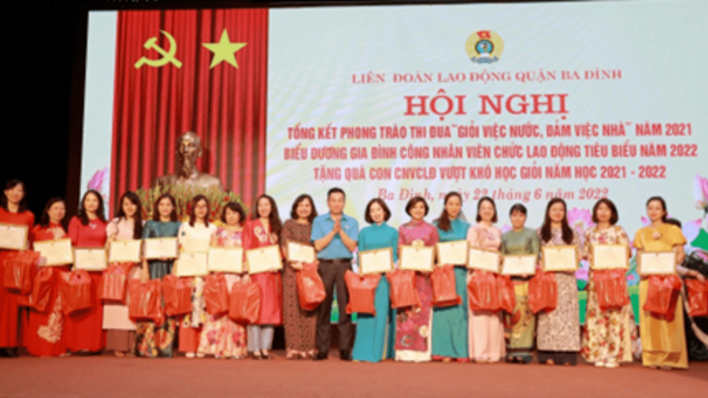 Ba cô giáo trường THCS Giảng Võ đạt danh hiệu “Giỏi việc nước, đảm việc nhà năm 2021” và “Gia đình công nhân viên chức lao động tiêu biểu năm 2022”