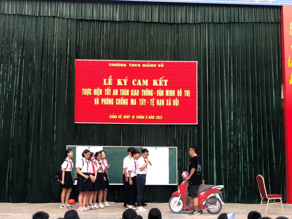 Học sinh trường THCS Giảng Võ kí cam kết “Thực hiện tốt An toàn giao thông – Văn minh đô thị và phòng chống ma túy – phòng chống tệ nạn xã hội”