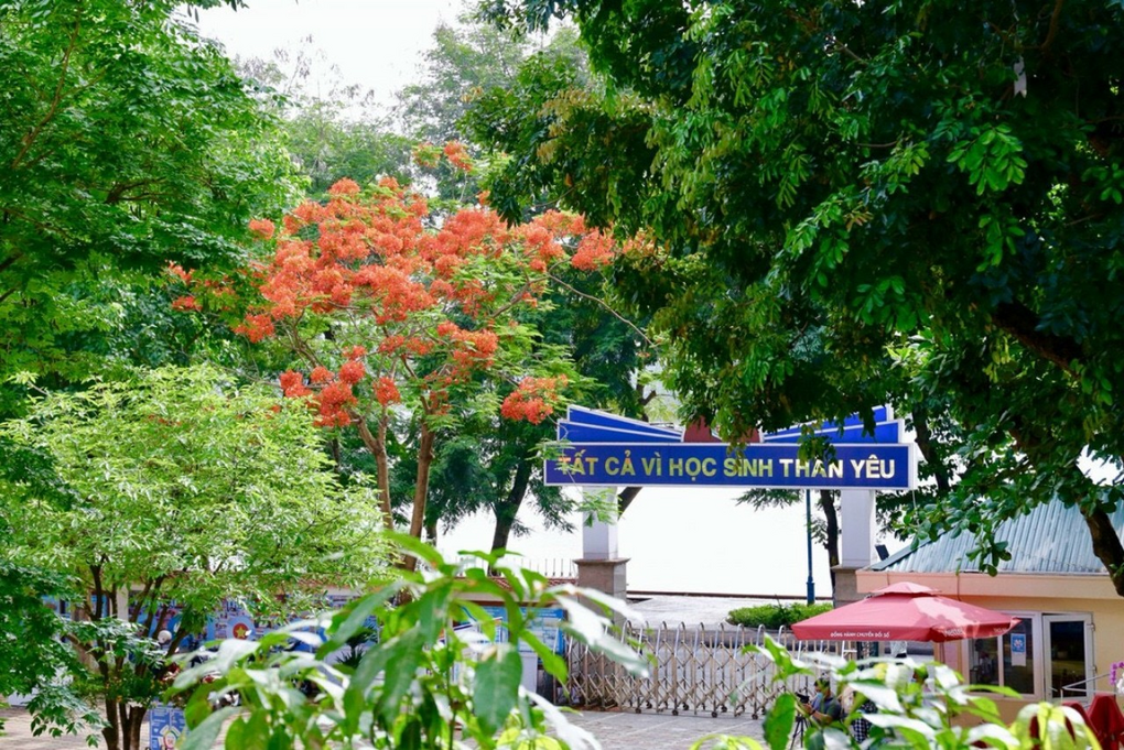 Trường THCS Giảng Võ vinh dự nhận Cờ “Đơn vị xuất sắc phong trào thi đua”  – Lá cờ đầu của Thành phố