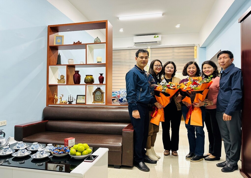 Các nhân viên y tế của trường THCS Giảng Võ nhận được những tình cảm và lời chúc mừng tốt đẹp nhân ngày Thầy thuốc Việt Nam