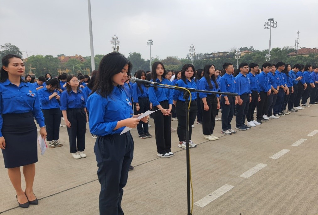 Lễ báo công dâng Bác và kết nạp Đoàn viên mới năm học 2022 – 2023 của trường THCS Giảng Võ