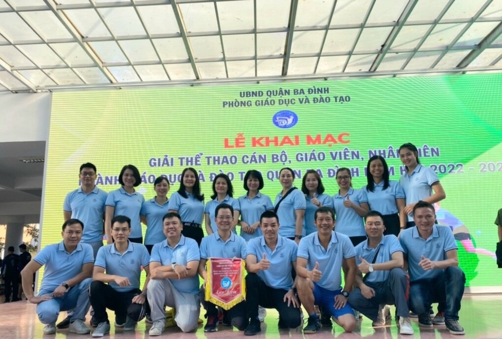 Tinh thần thể thao sôi nổi tại ngôi trường bên hồ nước xanh