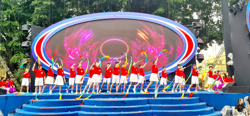 Học sinh lớp tiếng Pháp của trường THCS Giảng Võ tưng bừng trong lễ hội “Balade en France” (Cuộc dạo chơi ở nước Pháp)