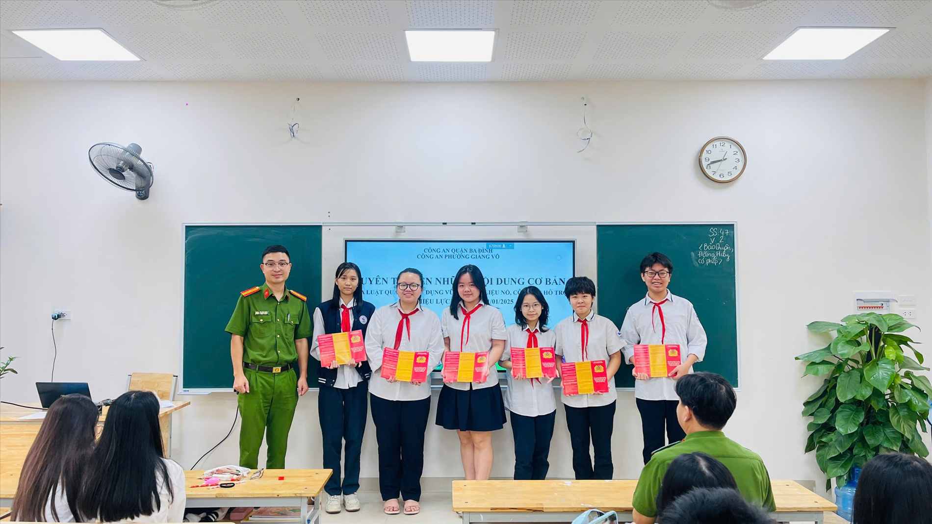 Học sinh trường THCS Giảng Võ được nâng cao nhận thức về Luật Quản lý và sử dụng vũ khí, vật liệu nổ