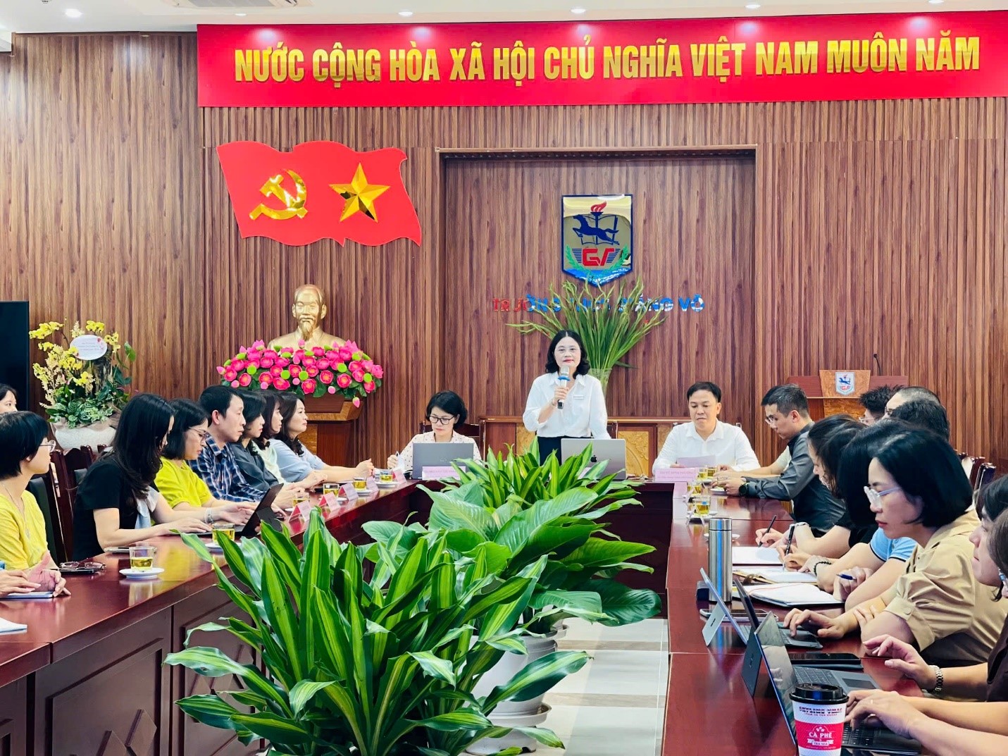 “Phát huy vai trò của Trưởng Ban đại diện Cha mẹ học sinh nhằm tạo ra sự đồng thuận” là chủ đề đối thoại trực tiếp giữa người đứng đầu cấp ủy, Hiệu trưởng trường THCS Giảng Võ với đội ngũ giáo viên, nhân viên, phụ huynh học sinh năm học 2024 – 2025