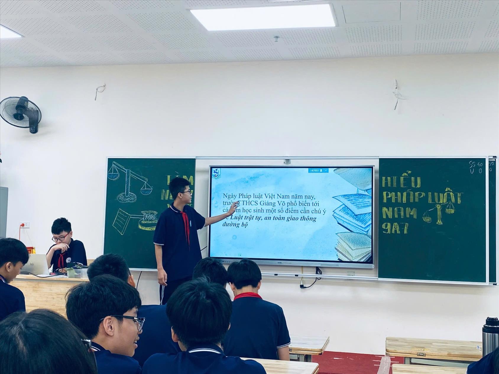 Tiết sinh hoạt chủ đề hưởng ứng “Ngày Pháp luật Việt Nam 9/11” - Học sinh trường Giảng Võ lan tỏa thông điệp: “Tham gia giao thông có văn hóa”