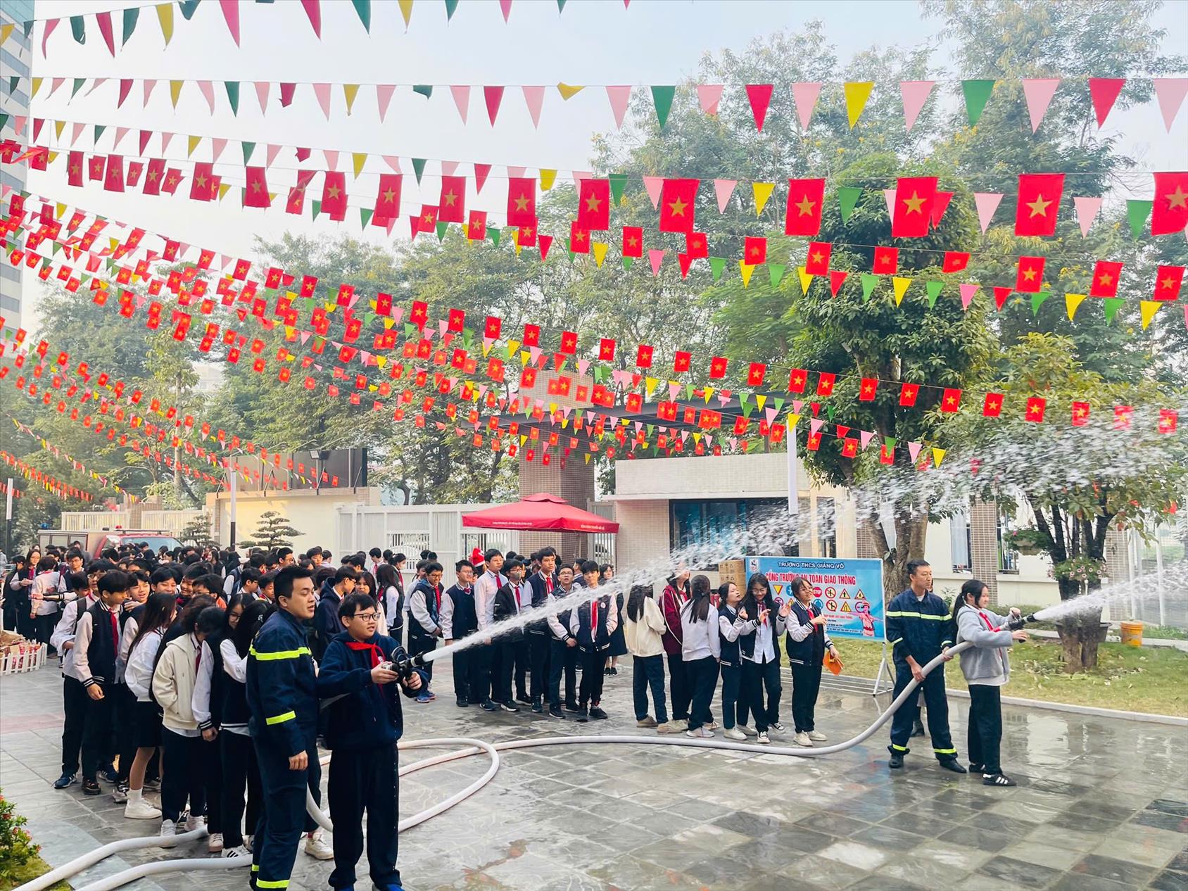 Học sinh trường THCS Giảng Võ tham gia “Chương trình Tuyên truyền, trải nghiệm thực hành chữa cháy và cứu nạn, cứu hộ” năm 2024