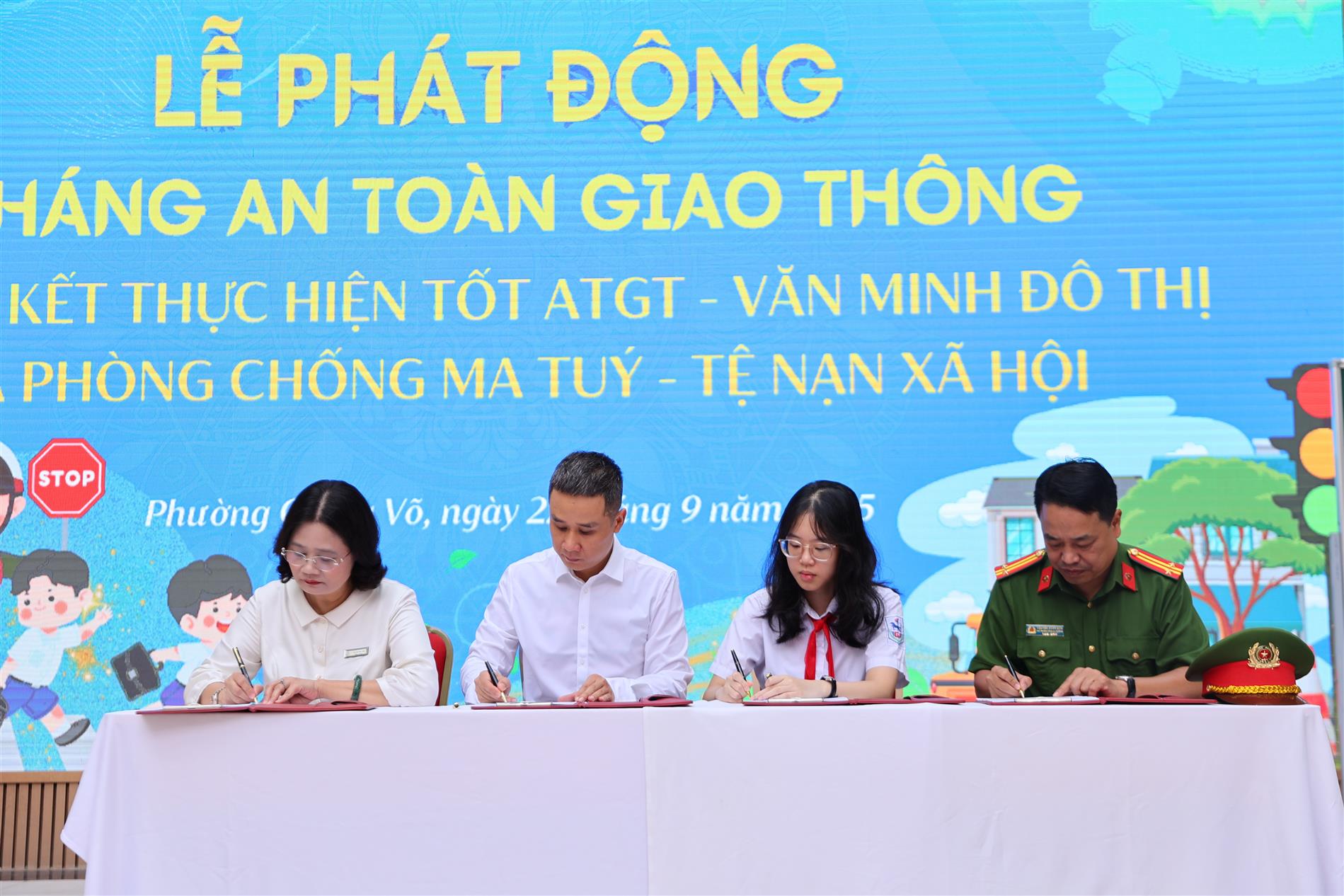 Lễ phát động “Tháng an toàn giao thông” – Ký cam kết thực hiện tốt ATGT – văn minh đô thị và phòng chống ma túy – tệ nạn xã hội của trường THCS Giảng Võ
