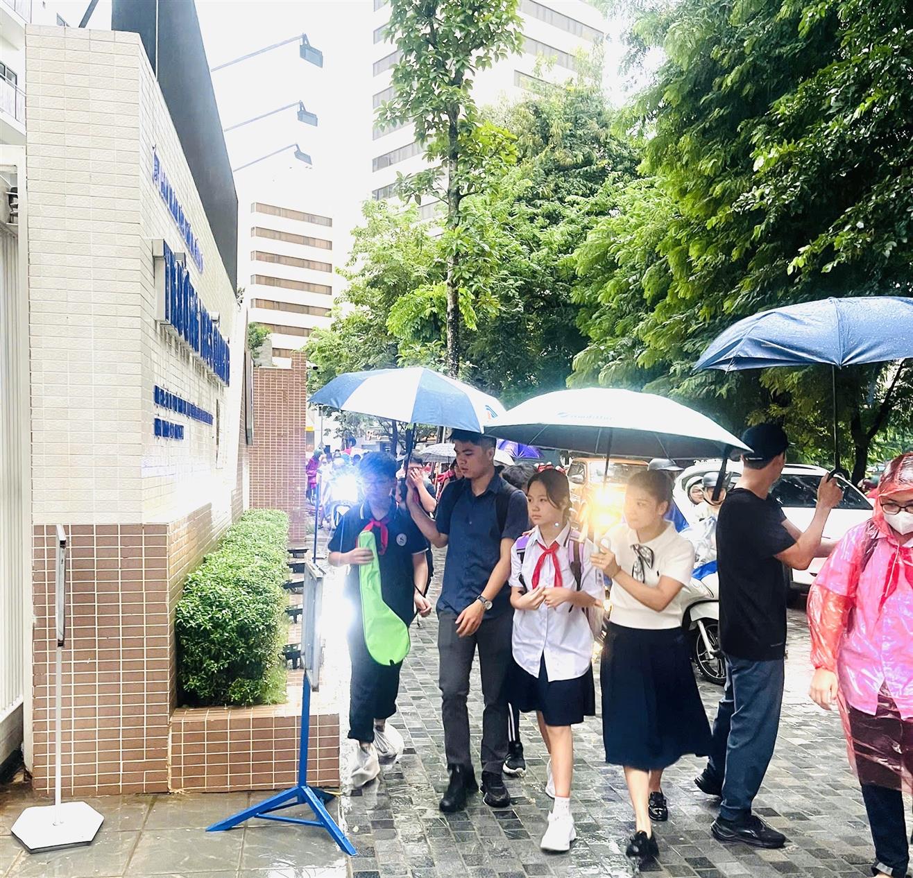 Nét đẹp ở trường THCS Giảng Võ trong những ngày mưa