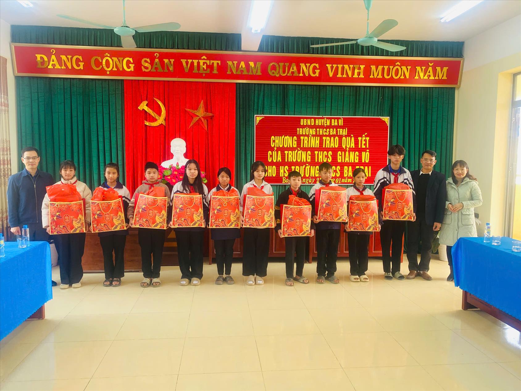 Trường THCS Giảng Võ lan tỏa yêu thương, mang mùa xuân ấm áp đến những học sinh có hoàn cảnh khó khăn