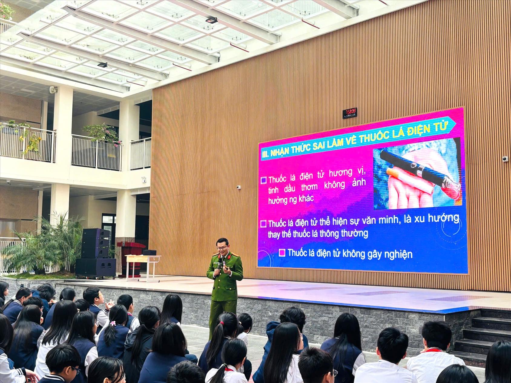 Tiết sinh hoạt dưới cờ chủ đề “Tuyên truyền, phổ biến pháp luật về thuốc lá điện tử - nhận diện và tác hại” của học sinh trường THCS Giảng Võ