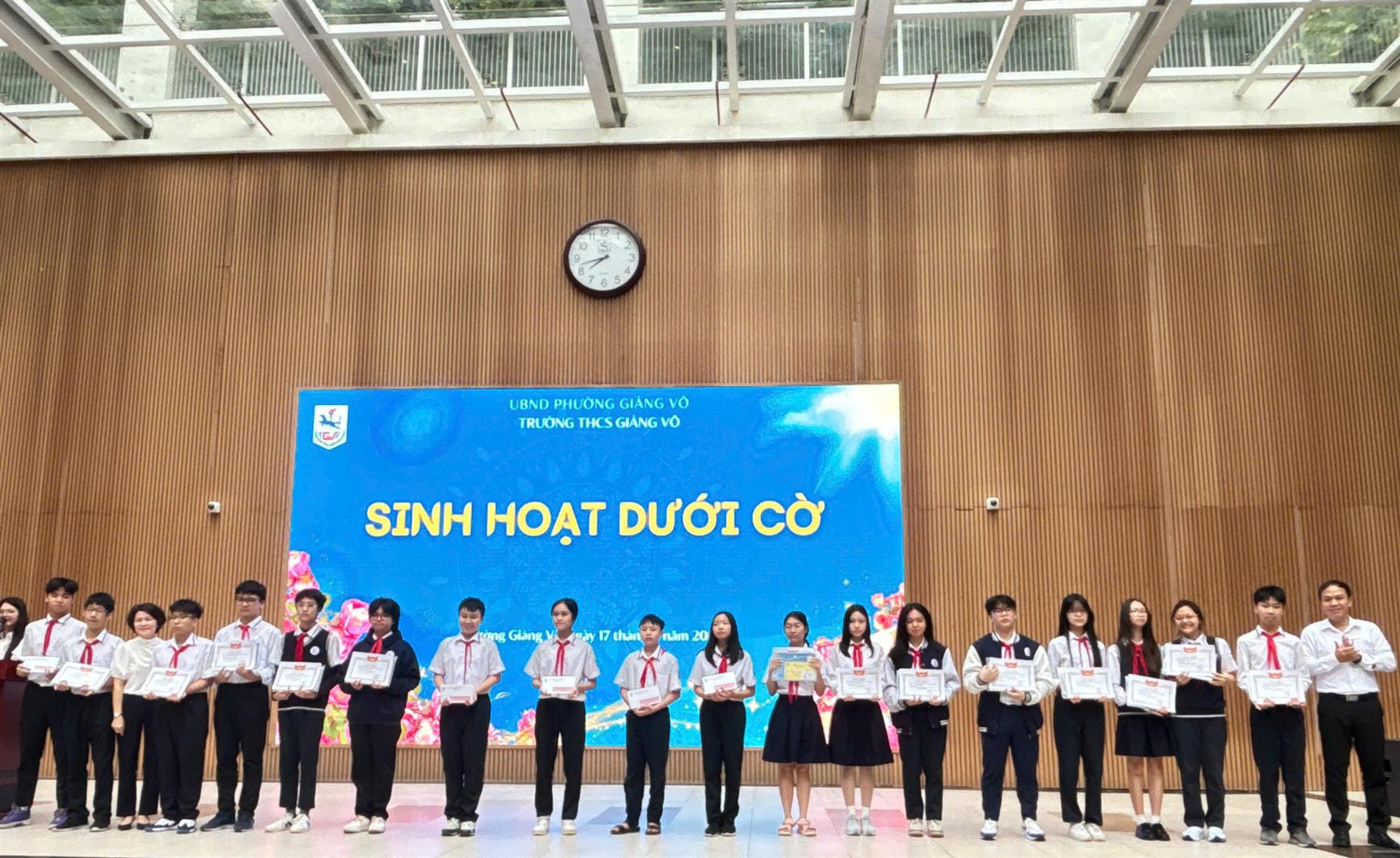 Trường THCS Giảng Võ trao thưởng cho các em học sinh đạt giải trong kỳ thi chọn Học sinh giỏi lớp 9 cấp Trường
