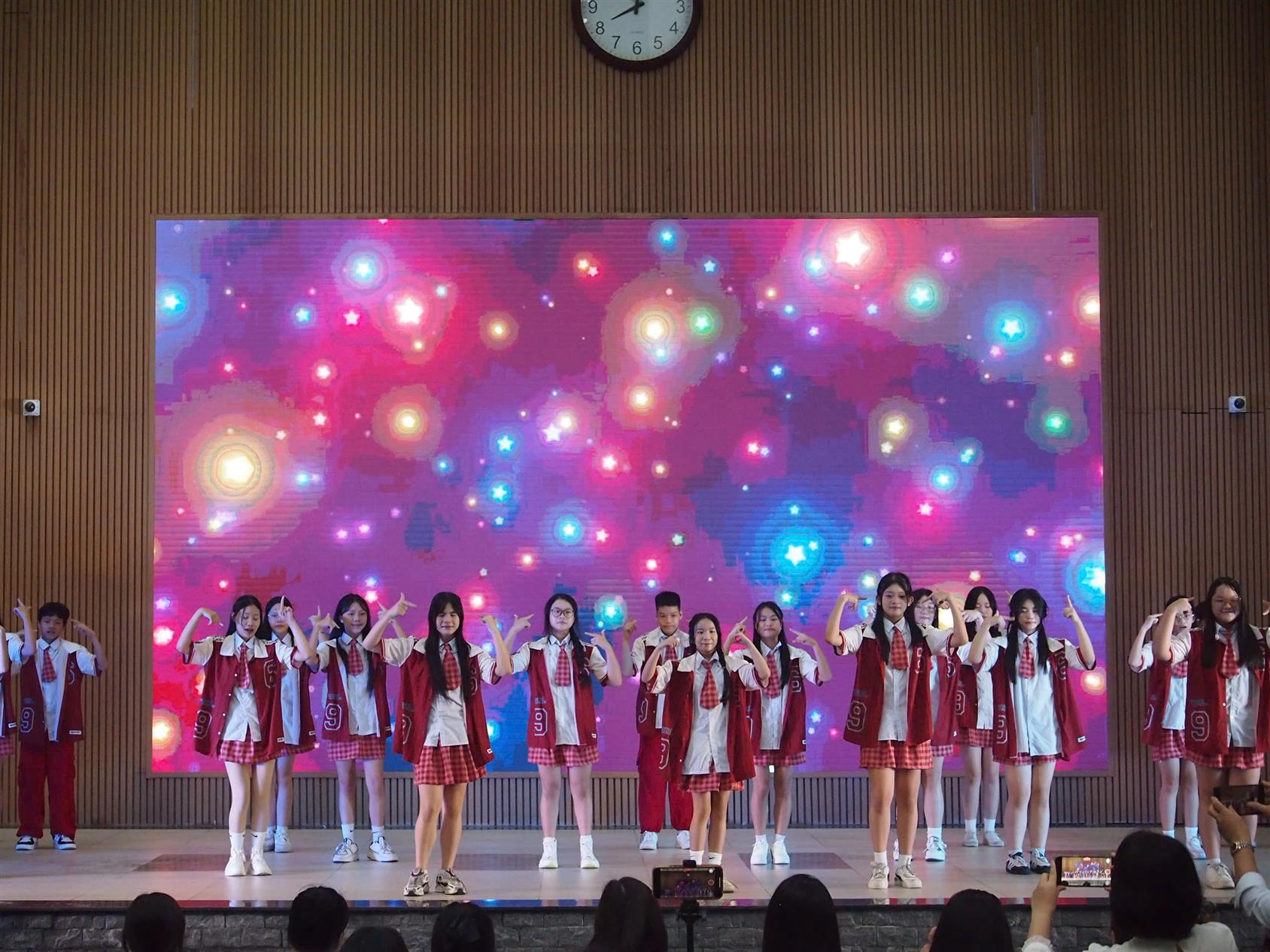 [Video] Tiết mục Nhảy hiện đại "Người ơi người ở đừng về" - 8A5