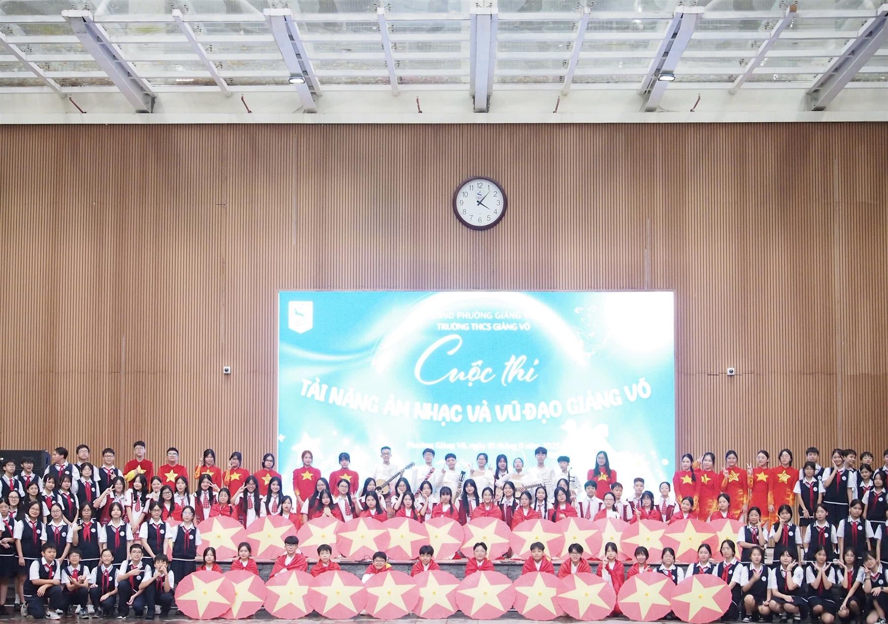 [Video] Giải Nhất cuộc thi "Tài năng và vũ đạo Giảng Võ 2025": Nhà tôi có treo một lá cờ -  khối 8