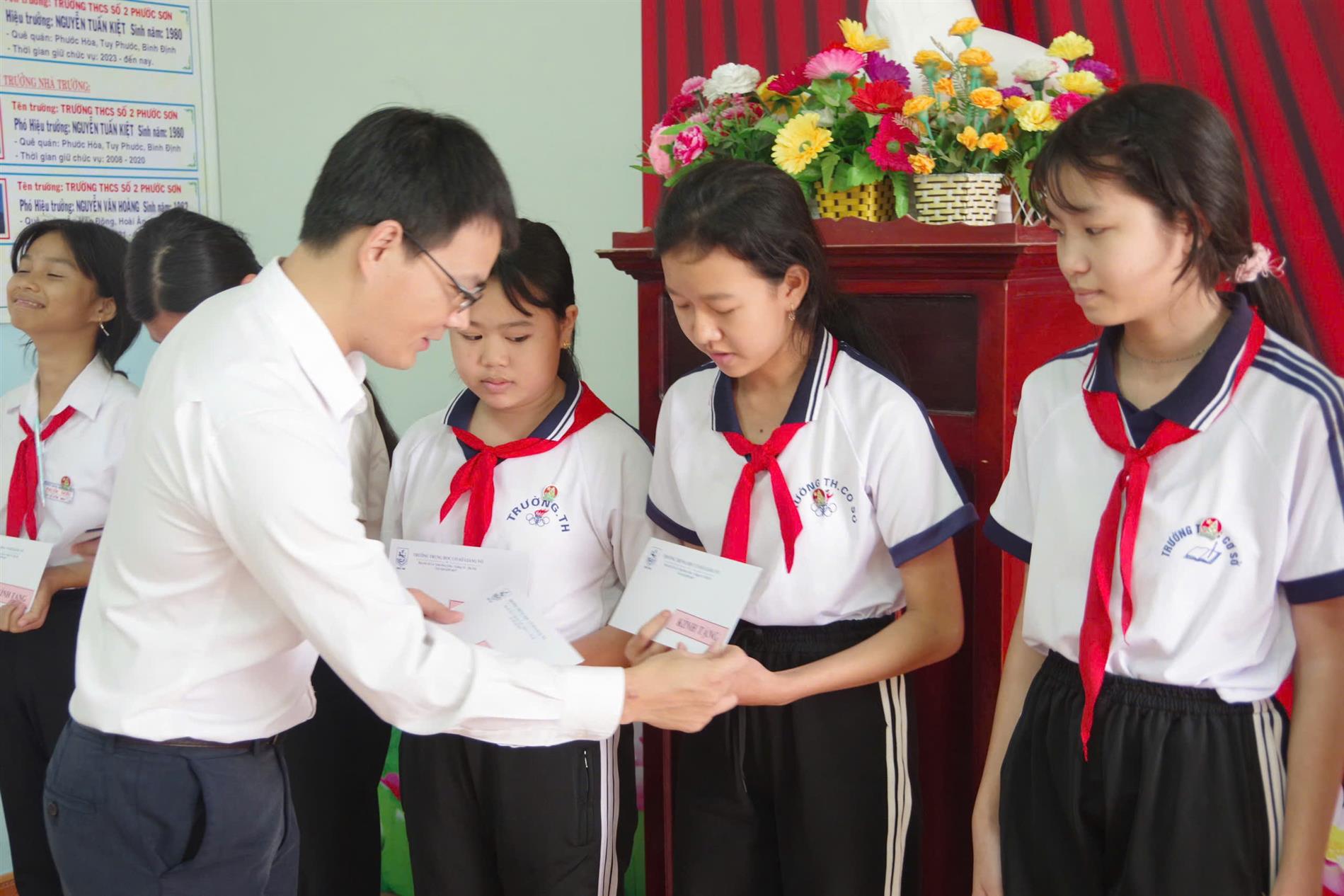 Vượt nghìn cây số, trường THCS Giảng Võ trao gửi yêu thương tới giáo viên, học sinh tỉnh Gia Lai chịu ảnh hưởng của bão lũ