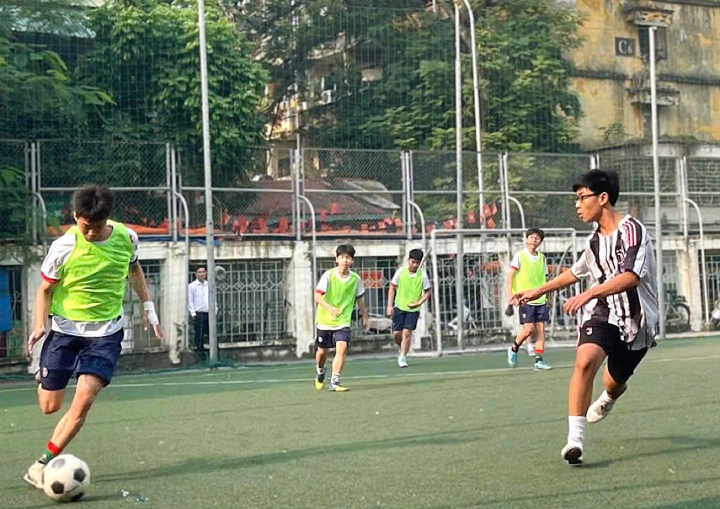 Sôi động vòng bán kết giải bóng đá mini khối 8