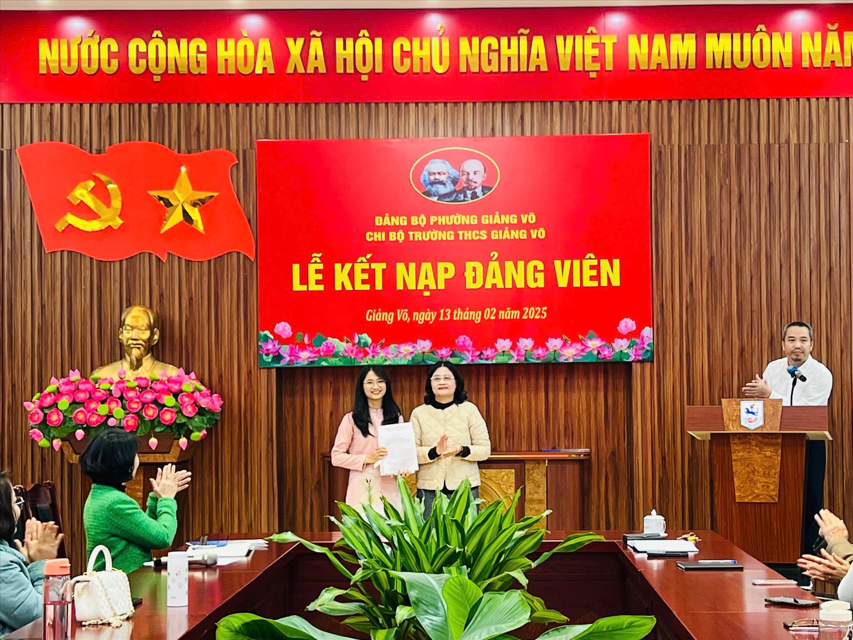 Chi bộ trường THCS Giảng Võ kết nạp Đảng viên mới  trong những ngày xuân tươi đẹp