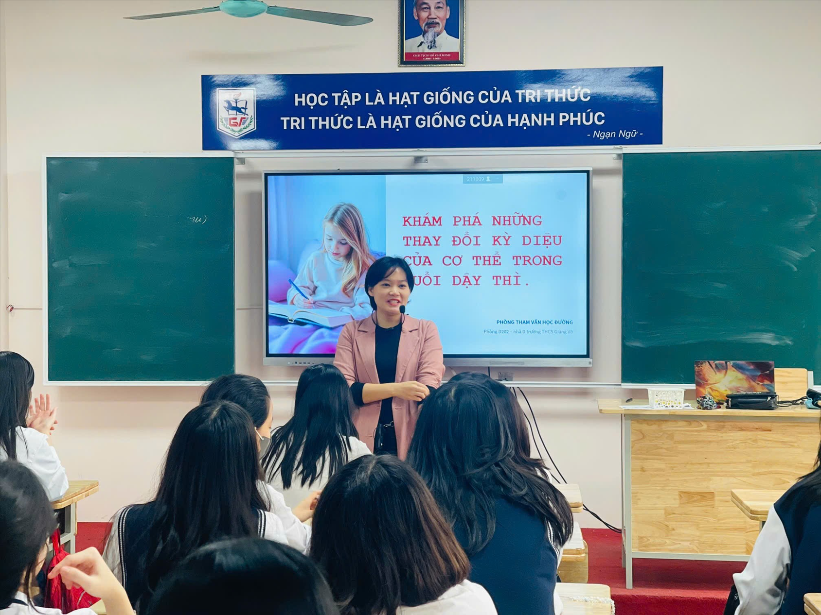 Chương trình Giáo dục Sức khỏe sinh sản: Nữ sinh khối 7 trường THCS Giảng Võ học cách yêu thương, bảo vệ và chăm sóc bản thân