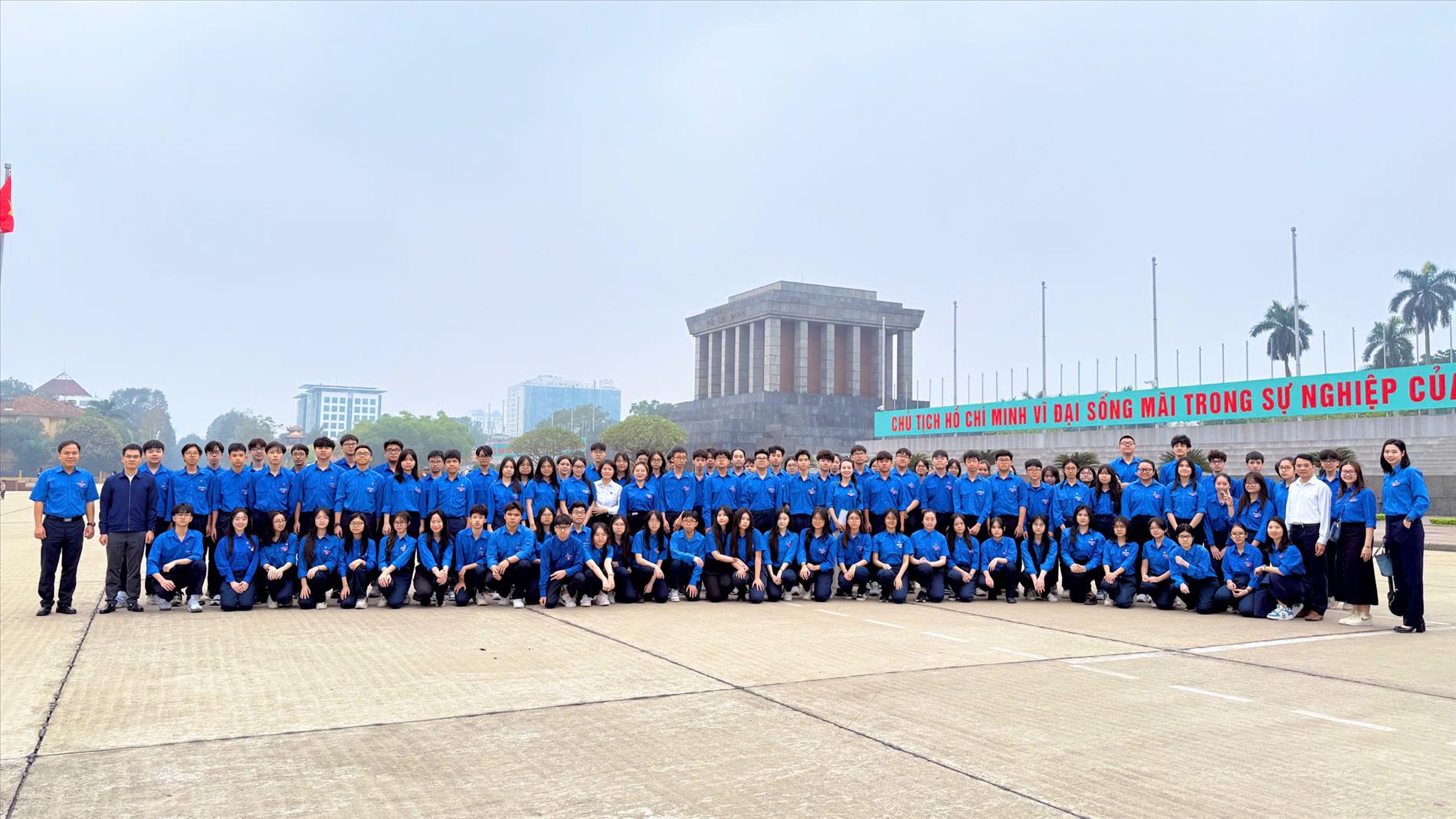 Lễ kết nạp Đoàn xúc động và tự hào tại lăng Chủ tịch Hồ Chí Minh của học sinh trường THCS Giảng Võ