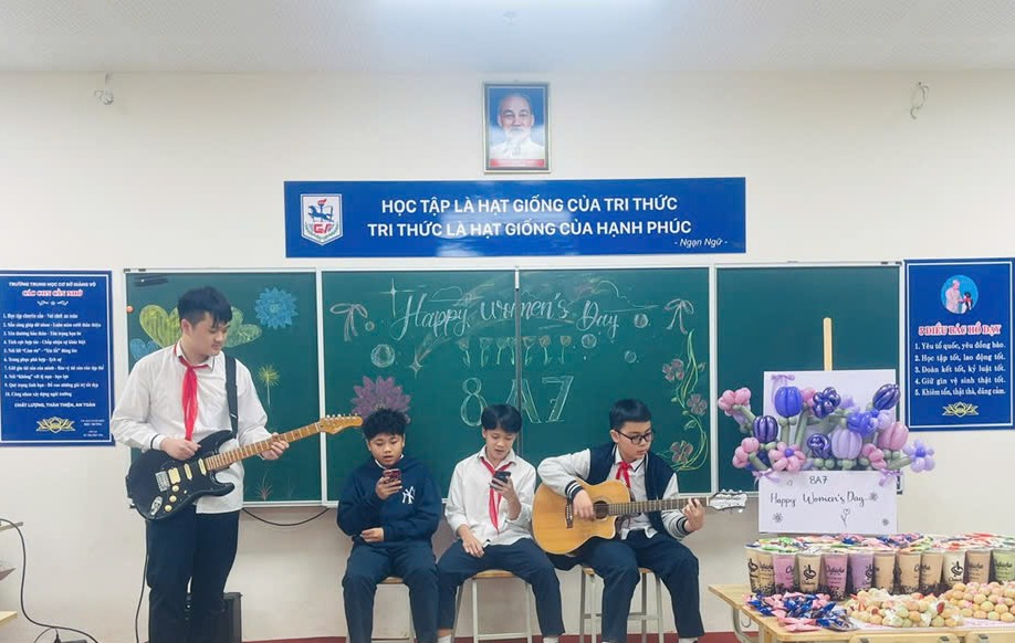 Lắng đọng yêu thương: Học sinh Giảng Võ tri ân mẹ và cô giáo nhân Ngày 8/3