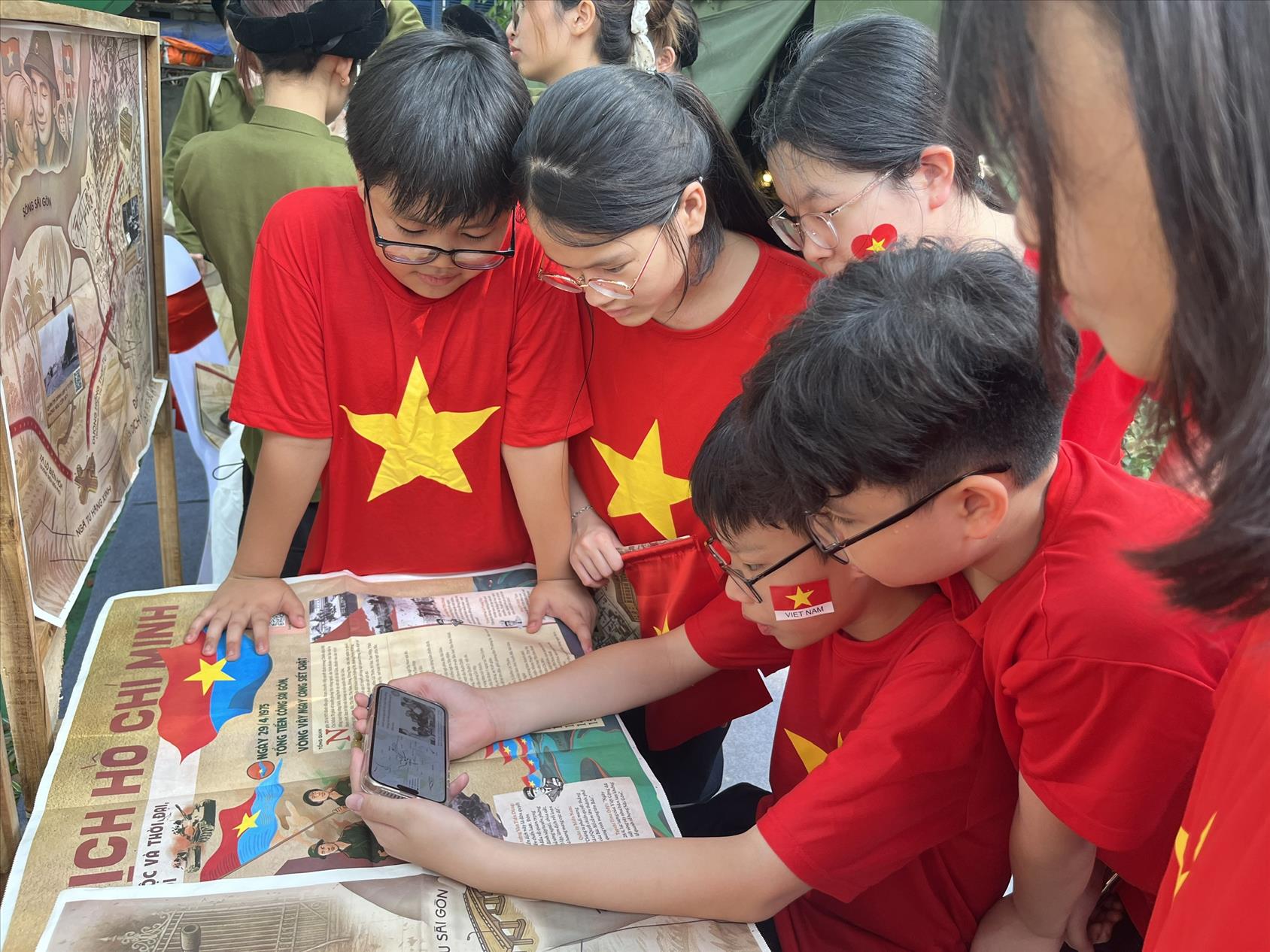 Các em học sinh trường THCS Giảng Võ thắp sáng ước mơ từ ngọn đèn kí ức