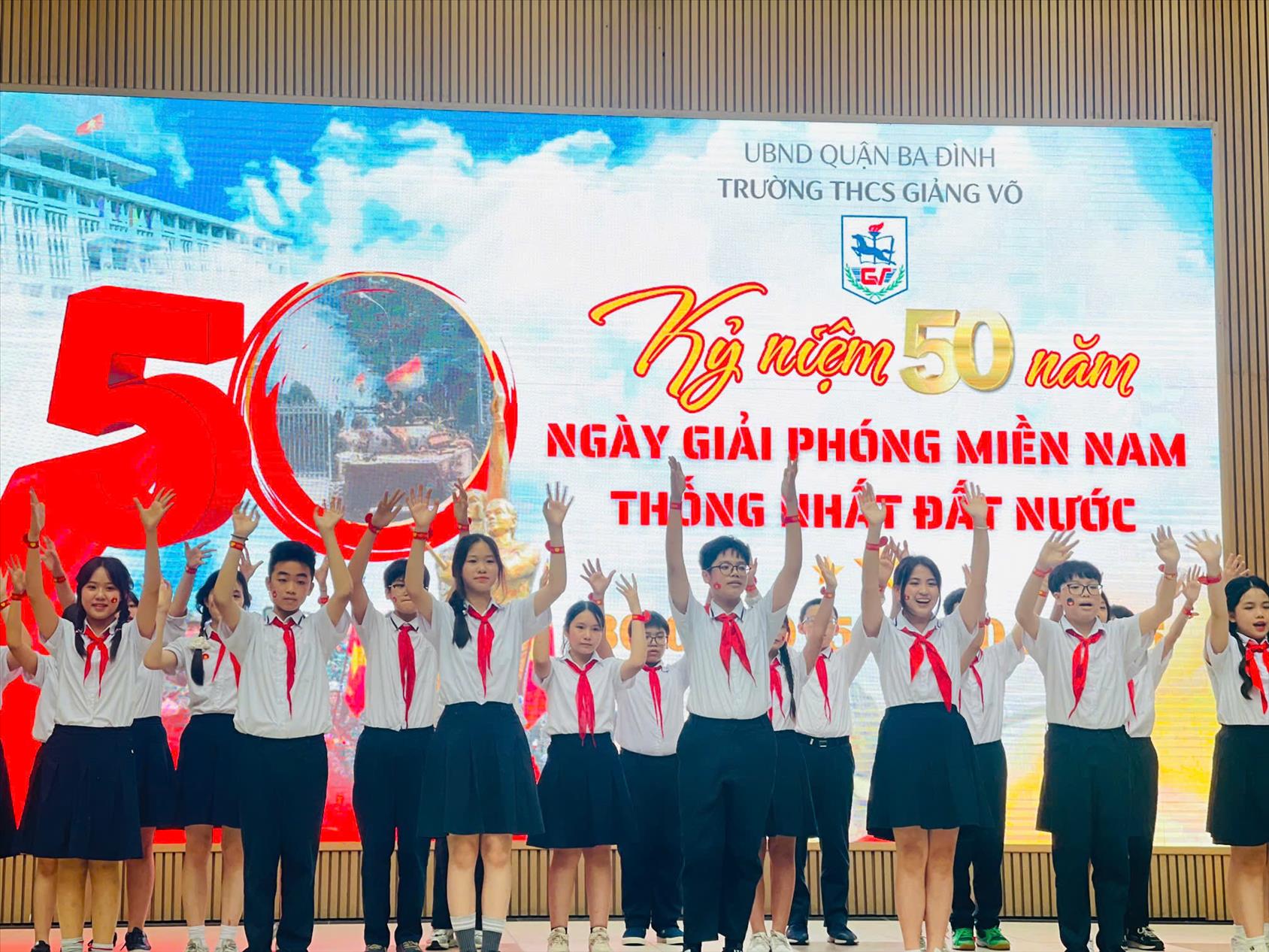 [Video] Hoạt động ý nghĩa kỉ niệm 50 năm Ngày Giải phóng miền Nam, thống nhất đất nước của học sinh trường THCS Giảng Võ