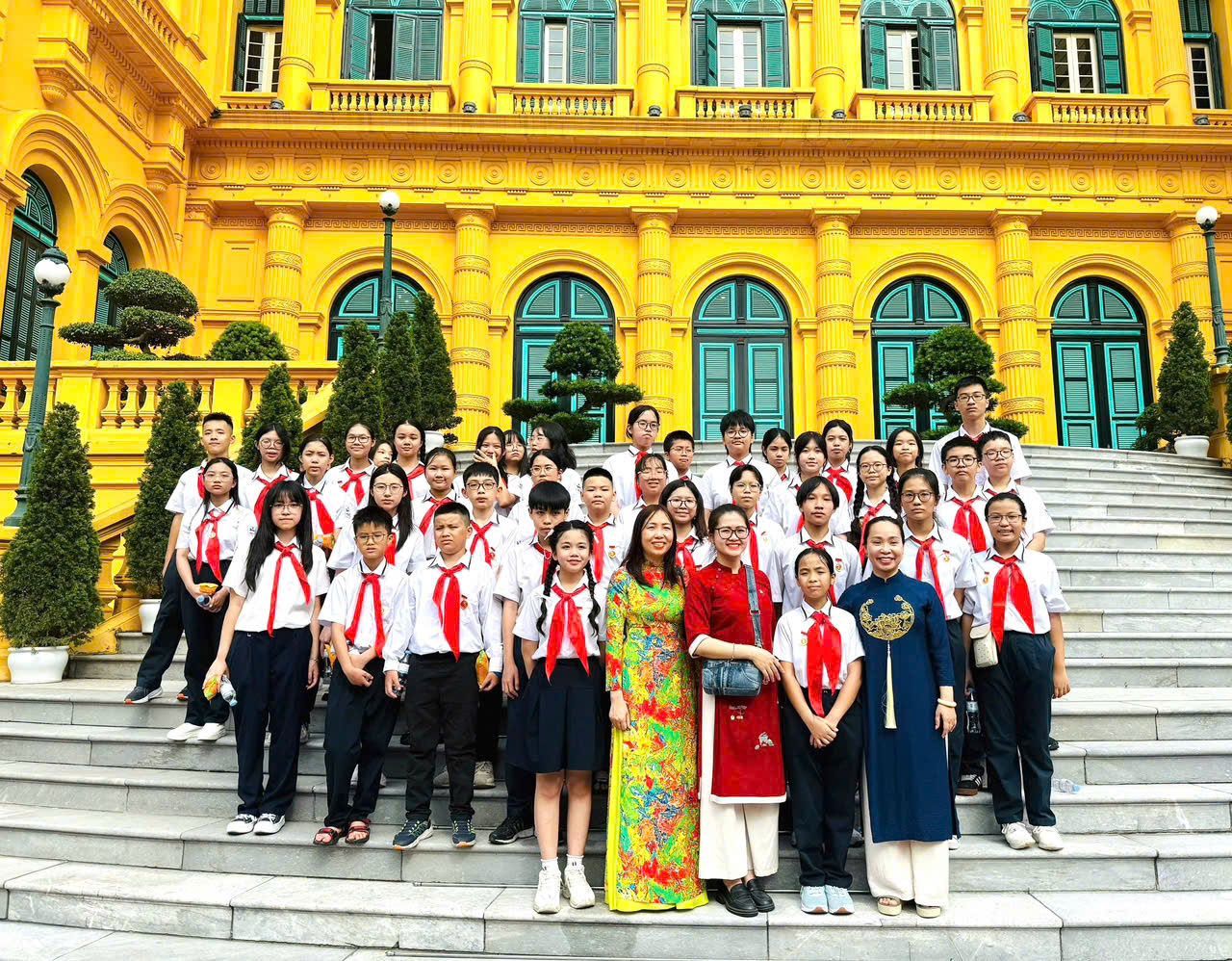 39 học sinh giỏi tiêu biểu của trường THCS Giảng Võ báo công dâng Bác