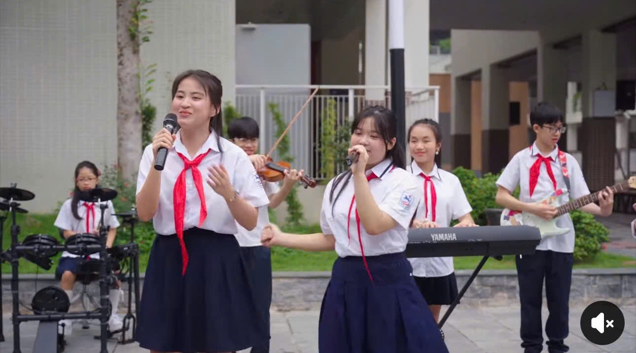 [Video] Tiết mục "Bay cao ước mơ học trò" do tứ ca lớp 7A2, 7A8, 7A9, 6A3 và Ban nhạc "Dưới vòm lá xanh" biểu diễn