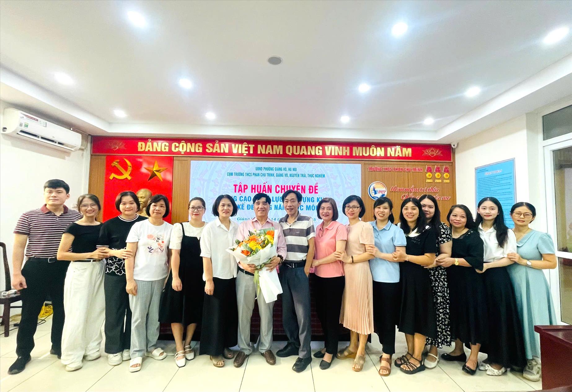 Giáo viên trường THCS Giảng Võ nâng cao năng lực xây dựng kế hoạch bài học và thiết kế đề kiểm tra đánh giá môn KHTN theo hướng dạy học tìm tòi, khám phá khoa học