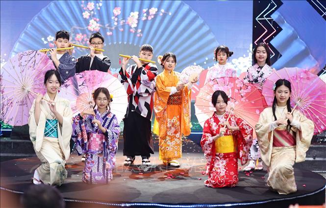 Học sinh Thủ đô rạng ngời cùng "Nét đẹp truyền thống hội nhập và tỏa sáng" trong Lễ hội Xuân