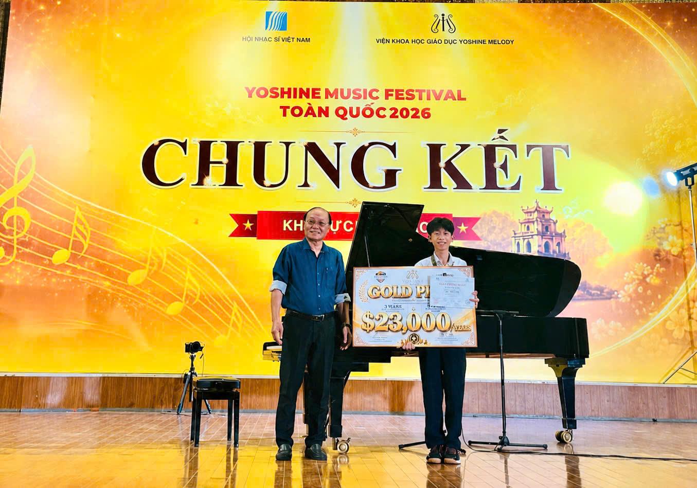 Một thành viên Ban nhạc “Dưới vòm lá xanh” của trường THCS Giảng Võ giành Huy chương Vàng và nhận học bổng âm nhạc 23.000 USD
