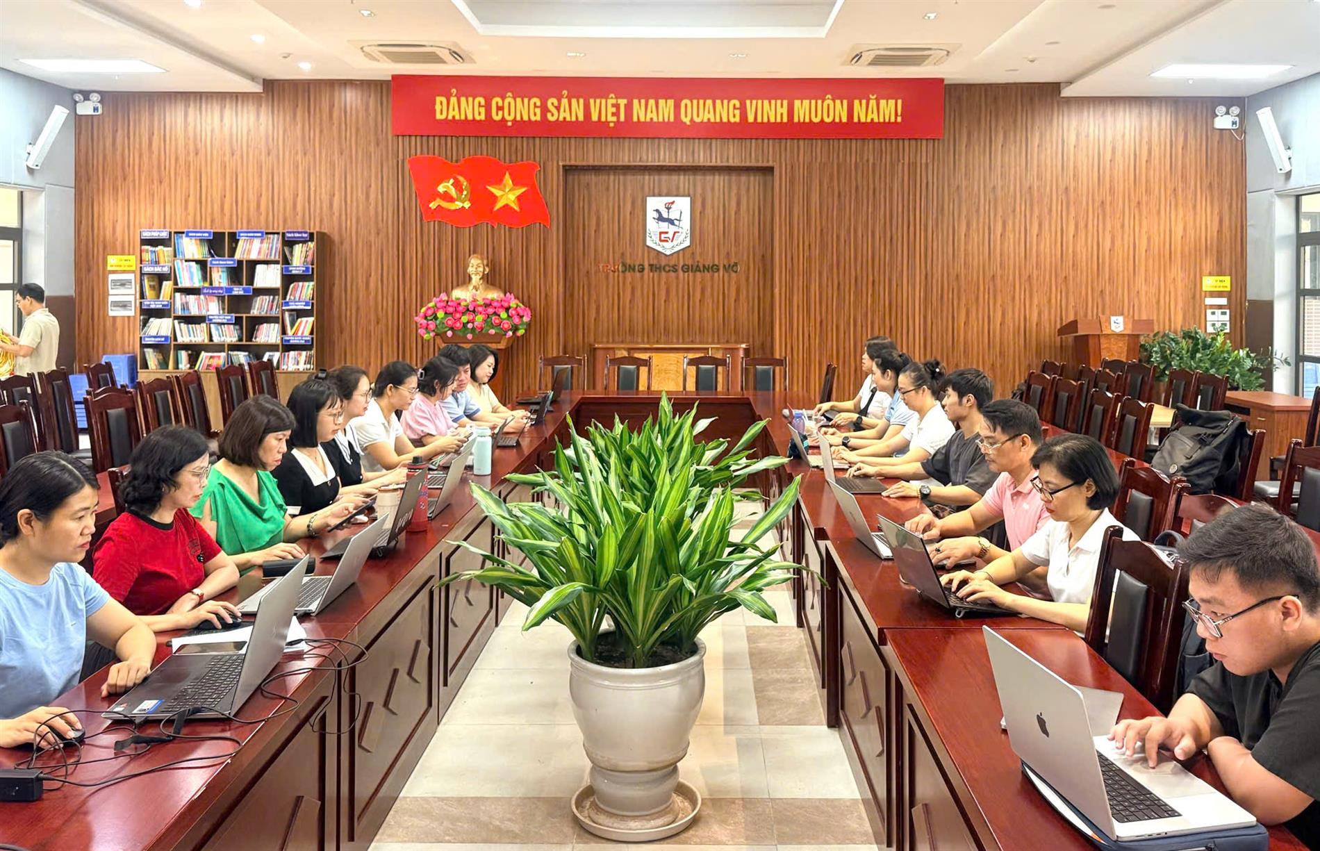 37 thầy cô tiêu biểu của trường THCS Giảng Võ vượt qua kỳ thi chứng chỉ quốc tế nâng cao của Google dành cho giáo viên GCE Level 2