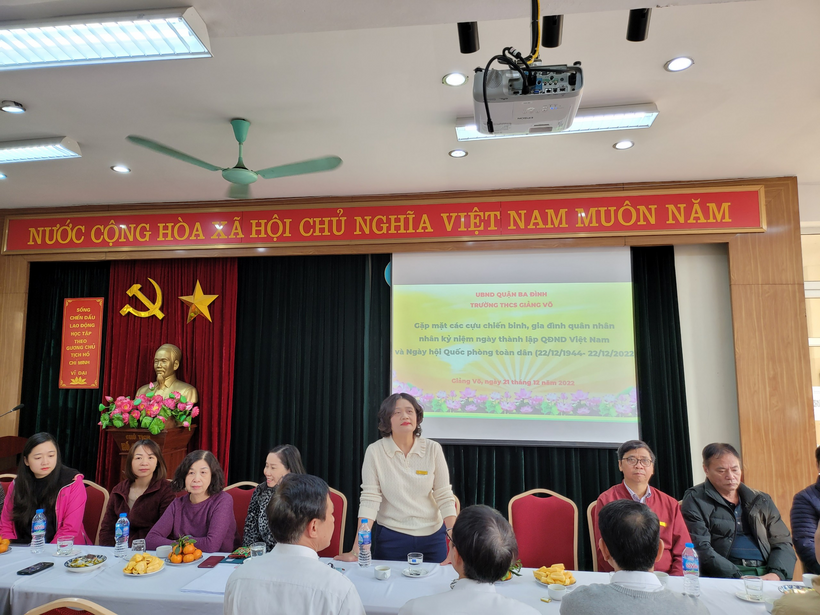 A person giving a presentationDescription automatically generated with low confidence