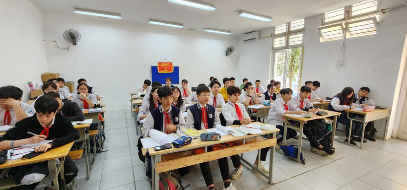 A group of children in a classroomDescription automatically generated with medium confidence