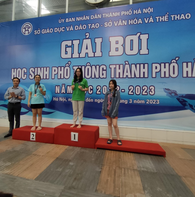 Có thể là hình ảnh về 4 người, mọi người đang đứng và văn bản cho biết 'ỦY BAN NHÂN DÂN THÀNH PHỐ HÀ NỘI sở GIÁO DỤC VÀ ĐÀO TẠO SỞ VĂN HÓA VÀ THỂ THAO GIẢI BƠI HỌC SINH PHỔ CIÔNG THÀNH PHỐ H NĂM 2- 2023 Hà Nội, ing 3 năm 2023 đến ngà 1'