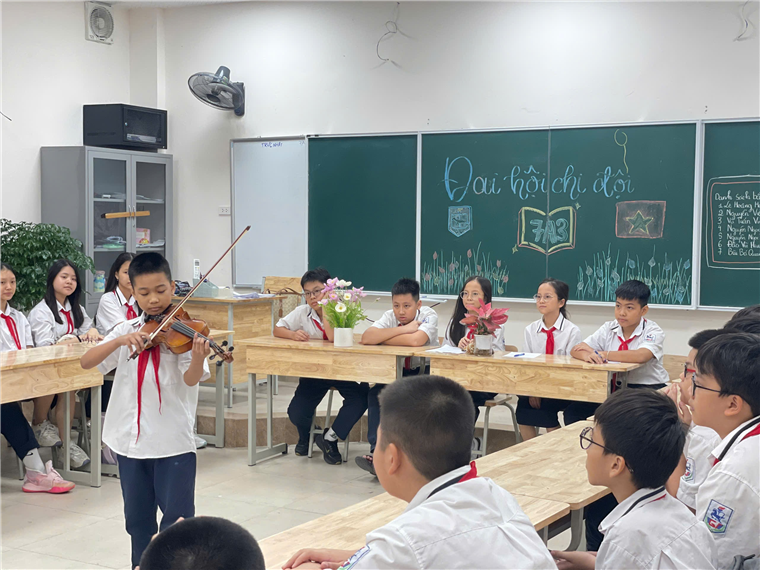 A group of kids in a classroomDescription automatically generated