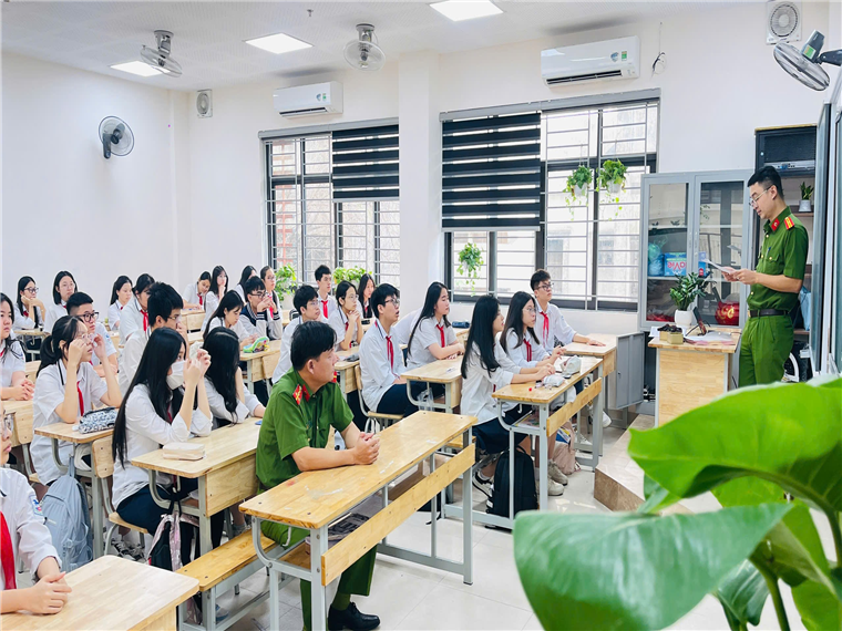 A group of people sitting at desks in a classroomDescription automatically generated