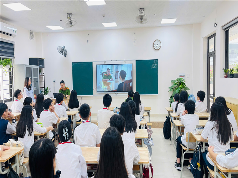 A group of people in a classroomDescription automatically generated