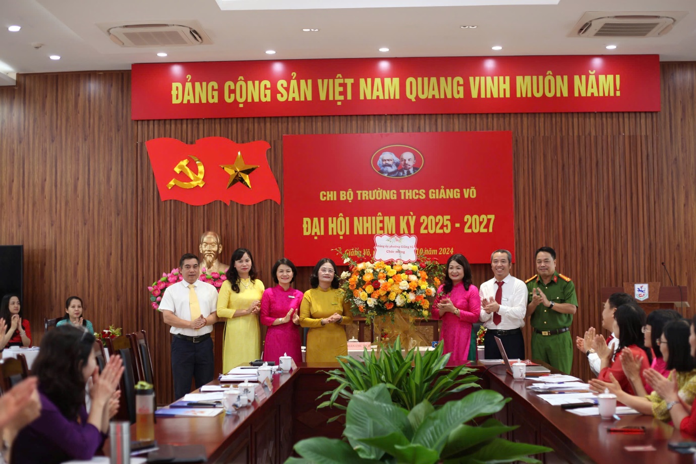 E:\TL CỦA YẾN\TRUYỀN THÔNG\BÀI VIẾT THÁNG 10\Đại hội Chi bộ\Tặng hoa.jpg